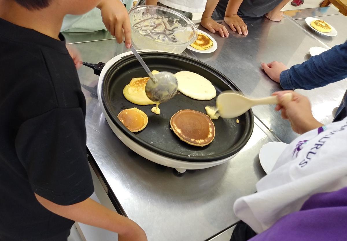 小学生とパンケーキ作り 小学校ボランティア 19 06 14 キャンパスブログ 神奈川県 厚木キャンパス おおぞら高等学院 おおぞら高校