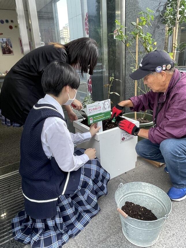 アンネのバラを1株贈呈していただき、バラ園の方と一緒に植え付けを行いました