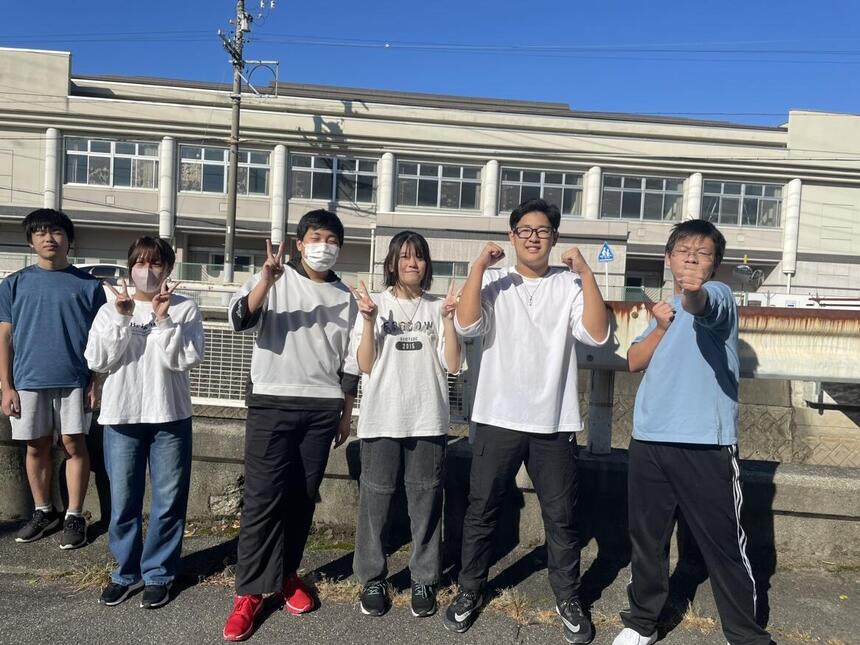 岩戸川清掃のボランティア活動に参加した岐阜キャンパスの生徒