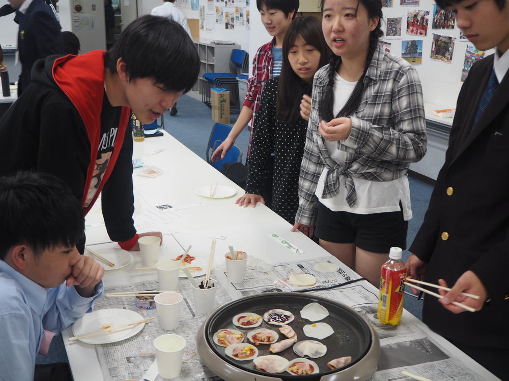 餃子の皮を使って「ピザ」を作ってみんなでおいしくいただきました。