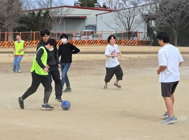 サッカーをしている生徒