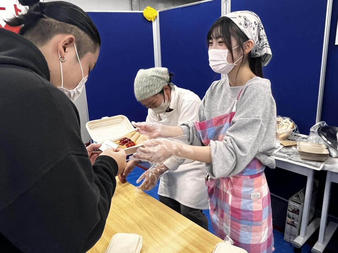 みらいの架け橋レッスンクッキングに参加している生徒により模擬店を行いました