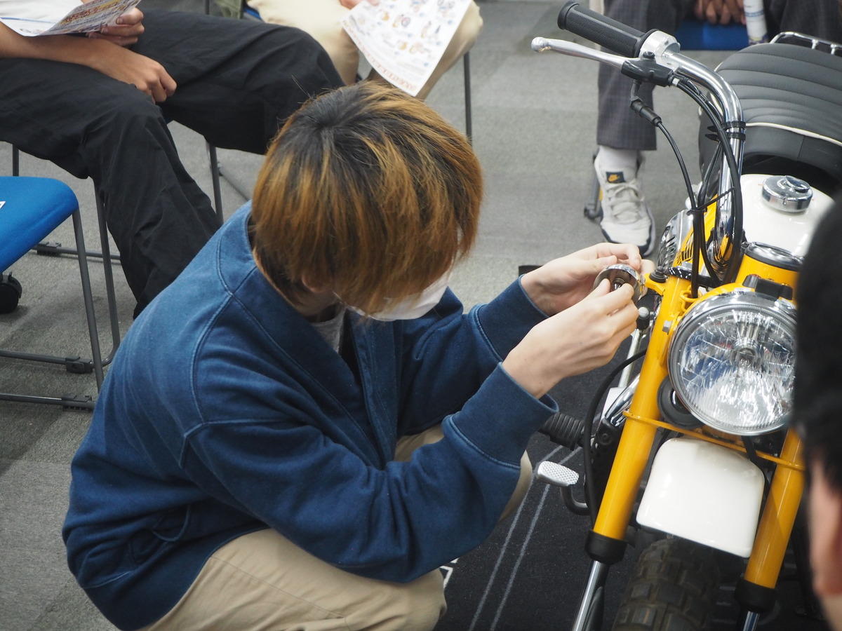 バイクを触る生徒