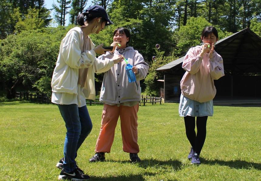 春の遠足にてアルプス公園でシャボン玉遊びをする生徒
