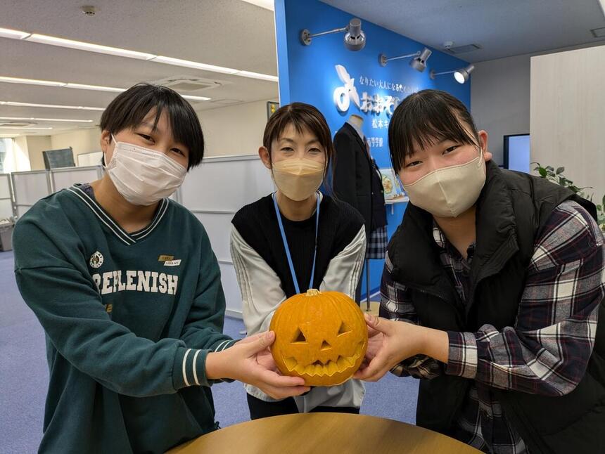 ジャック・オ・ランタン完成！ハロウィンパーティを彩ります！