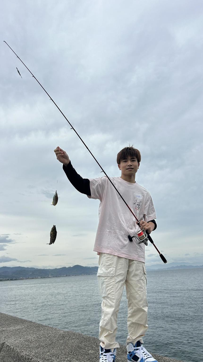 釣った魚を手にしている生徒