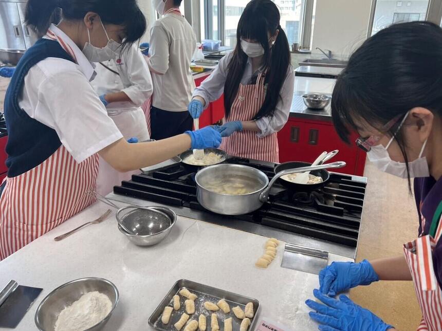 専門学校体験に参加した生徒と講師（ブログ掲載許可はいただいています）