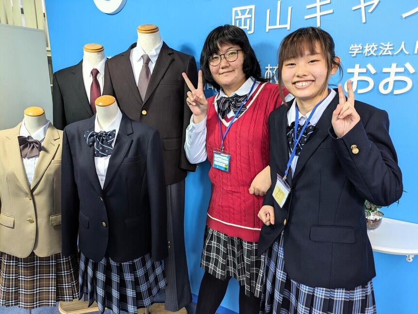 制服姿の女子生徒とマネキン