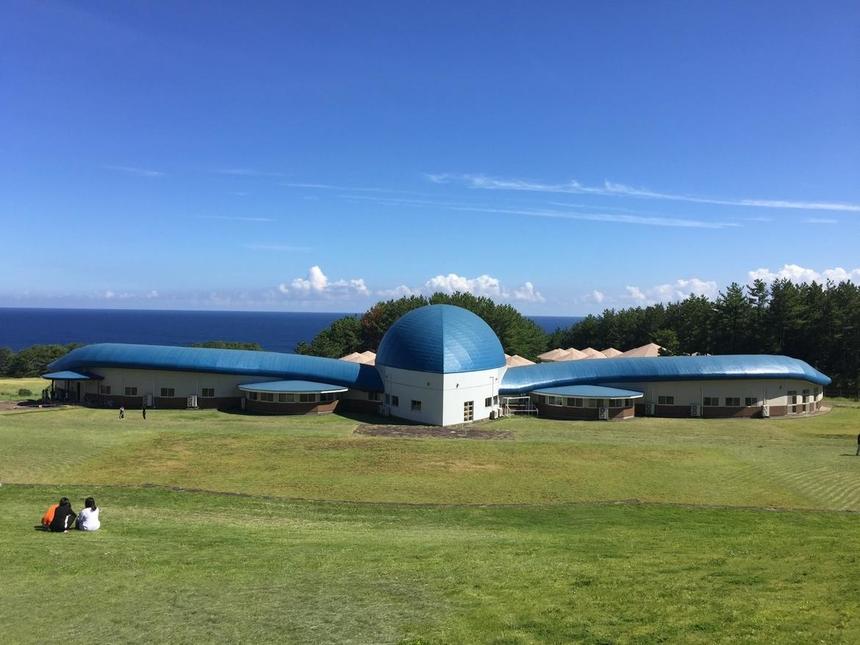 豊かな自然の中でひときわ目を惹く屋久島おおぞら高等学校