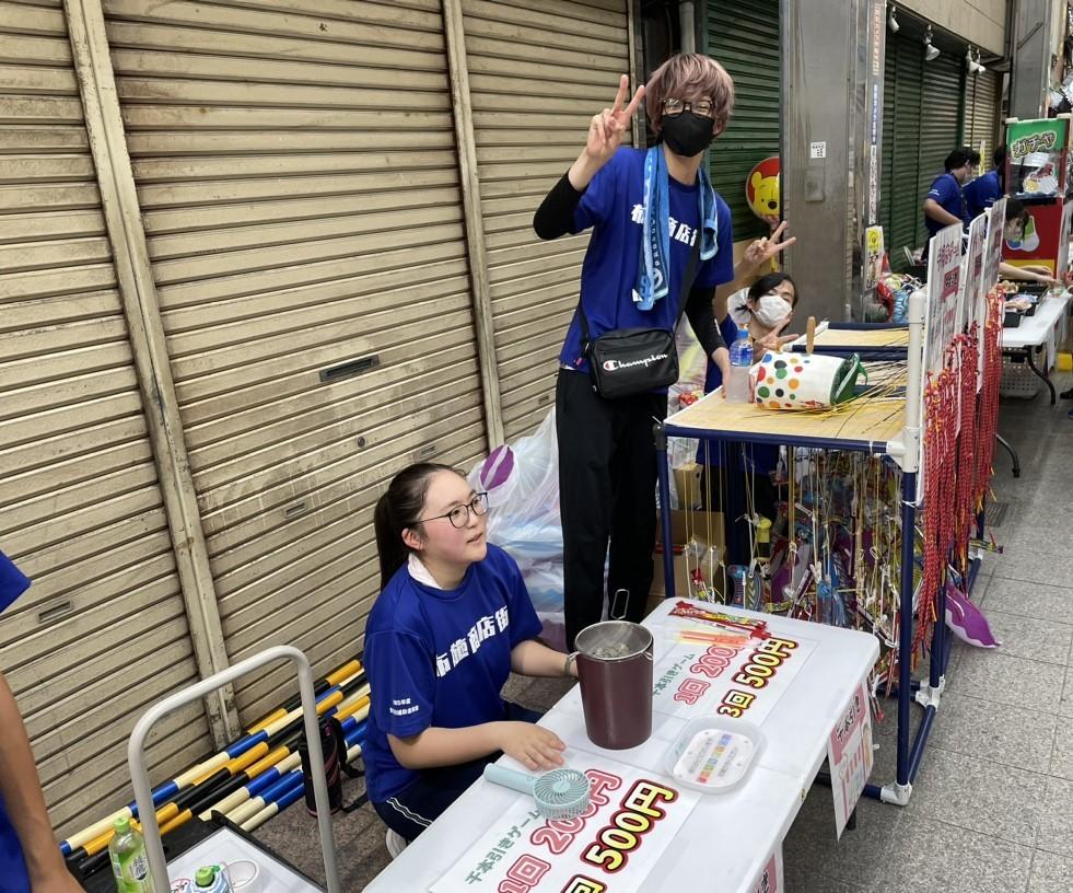 布施南北商店街が主催している土曜夜市にアルバイトとして参加をした様子