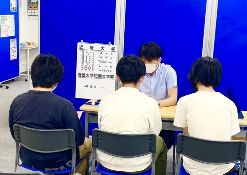 各学校の説明に聞き入る生徒たち