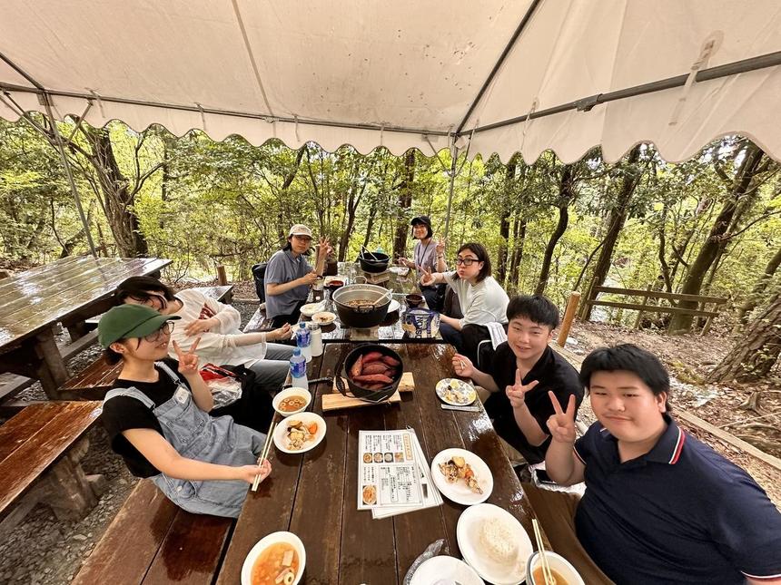 作った料理を食べているところ