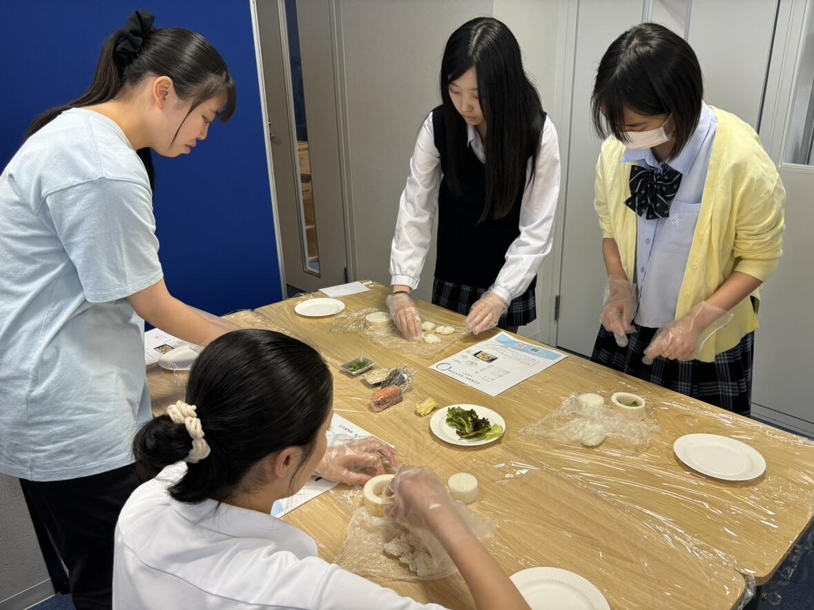 生徒は、見よう見まねで一生懸命取り組んでいました