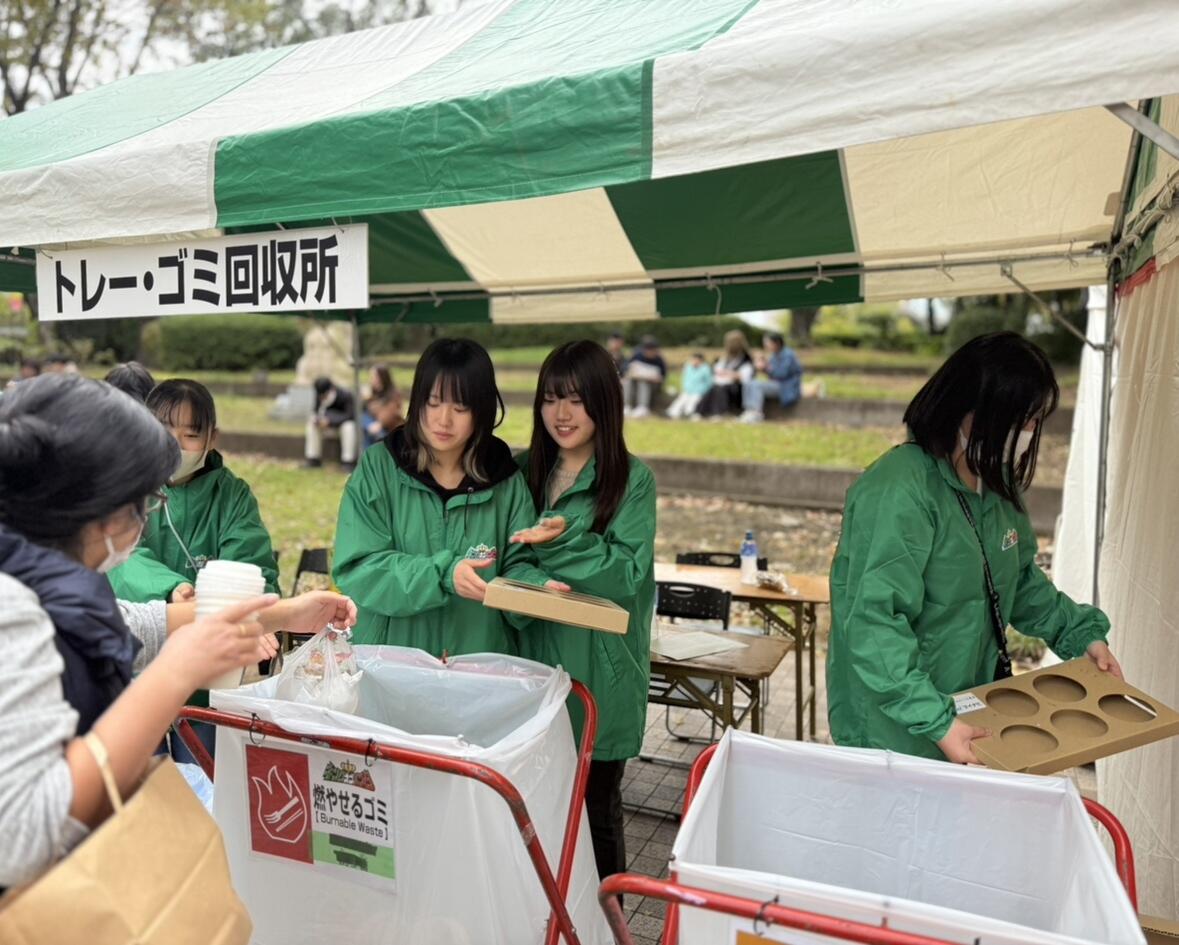 手際よくゴミの回収を行っている生徒