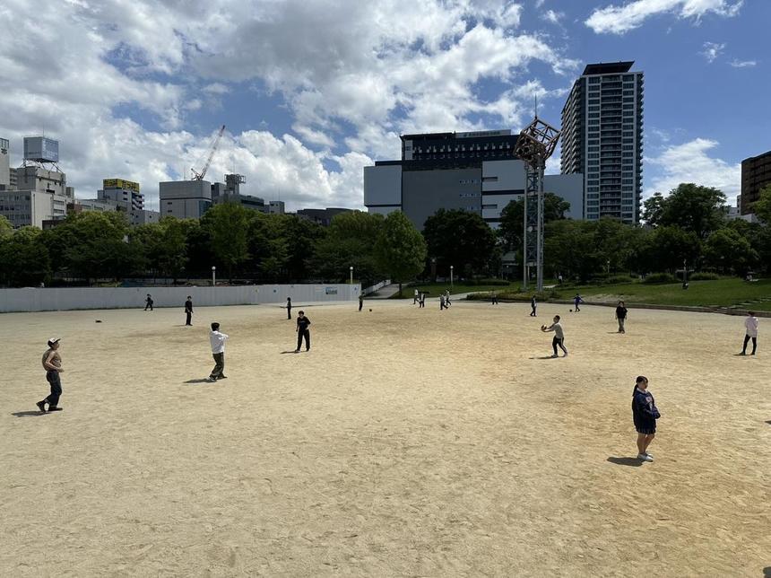 広々としたグラウンドで、生徒が自由にスポーツを楽しんでいます。この日も暑かったけどみんな元気！