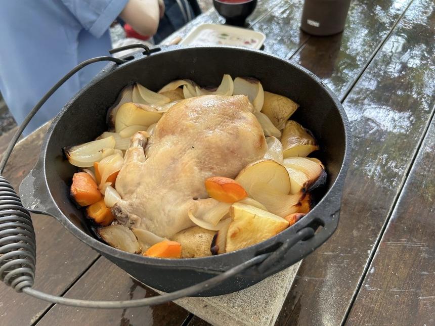 ダッチオーブンを使ってつくった鶏の丸焼き