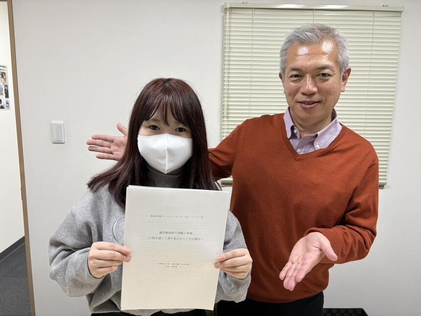 奨励賞を獲得したレポートを手に、卒業生とキャンパス長で記念写真を撮りました。