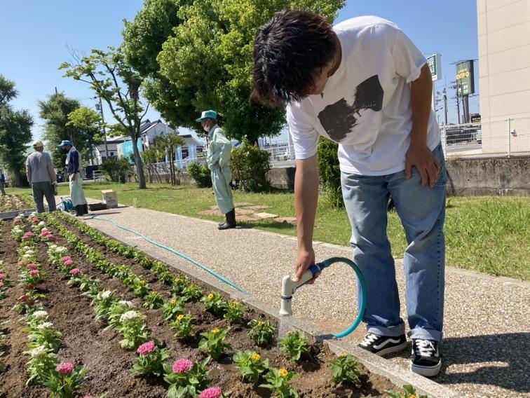 自分たちが植えた花壇に水をやりました