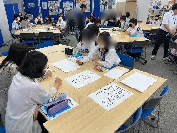 中3サポートの授業にて、先輩コーチが中学生に教えています！