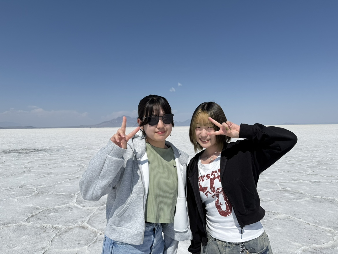 果てしない塩湖と笑顔の生徒